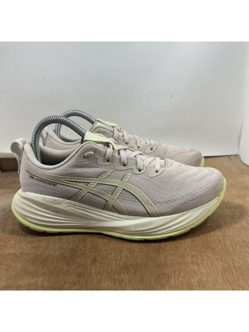Asics Gel-Cumulus 27 Womens 7 D Wide Beige Athletic Running Shoes Sneakers